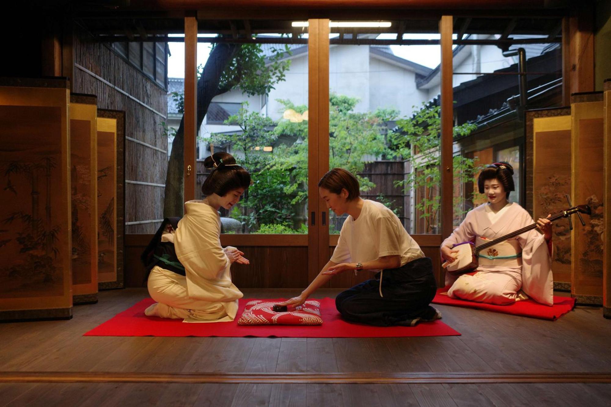 Hyatt Centric Kanazava Kültér fotó A scene from a traditional Japanese shamisen performance